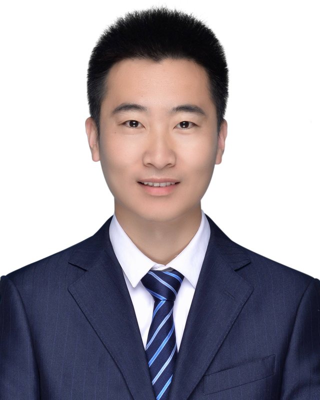 李字健的正装照